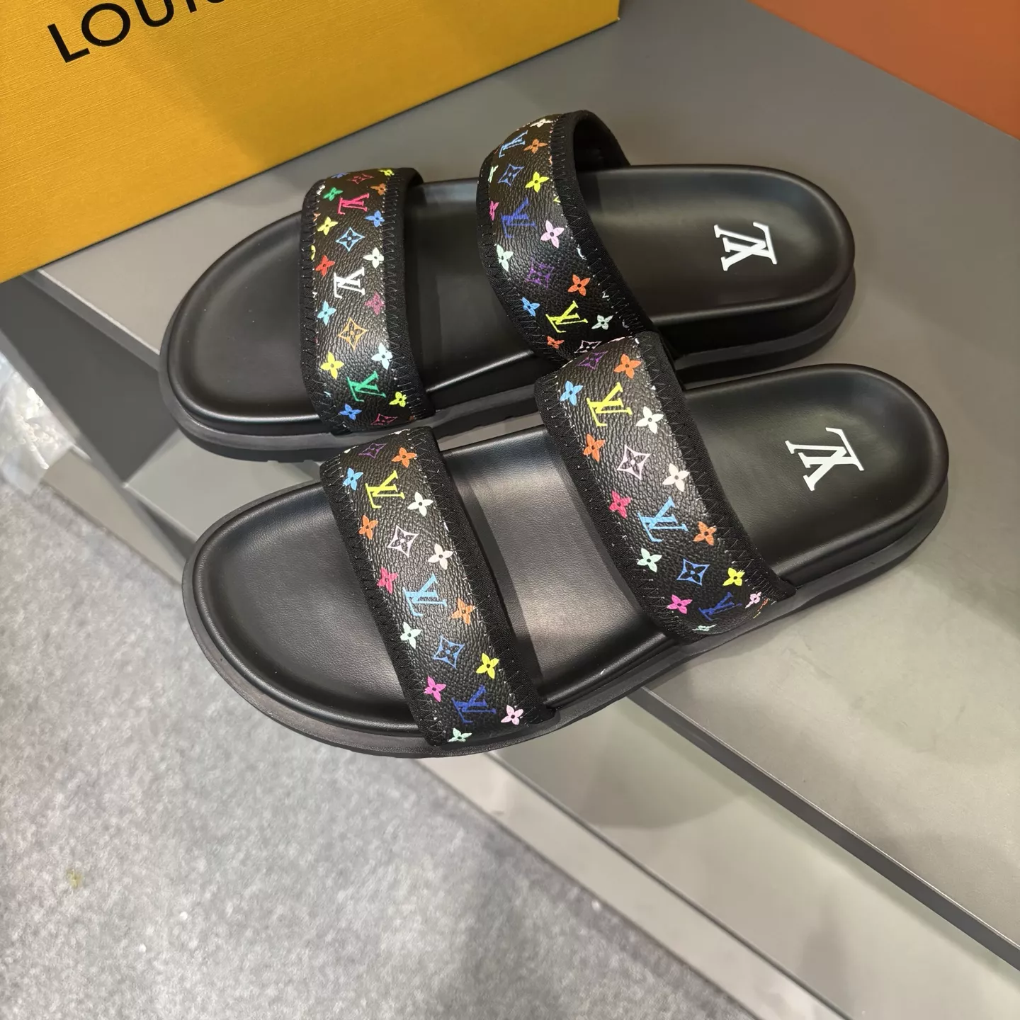 DailyWear 6037 Louis Vuitton Slippers For Men
