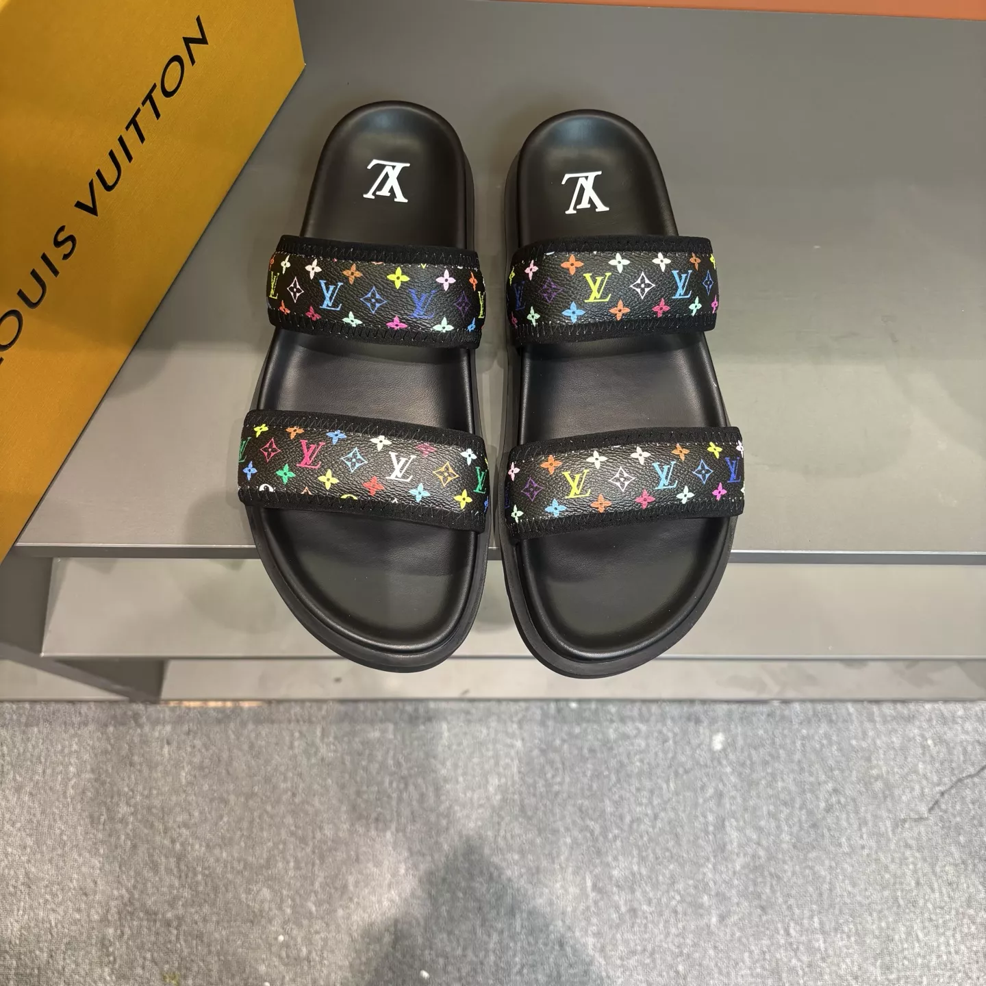 DailyWear 6037 Louis Vuitton Slippers For Men