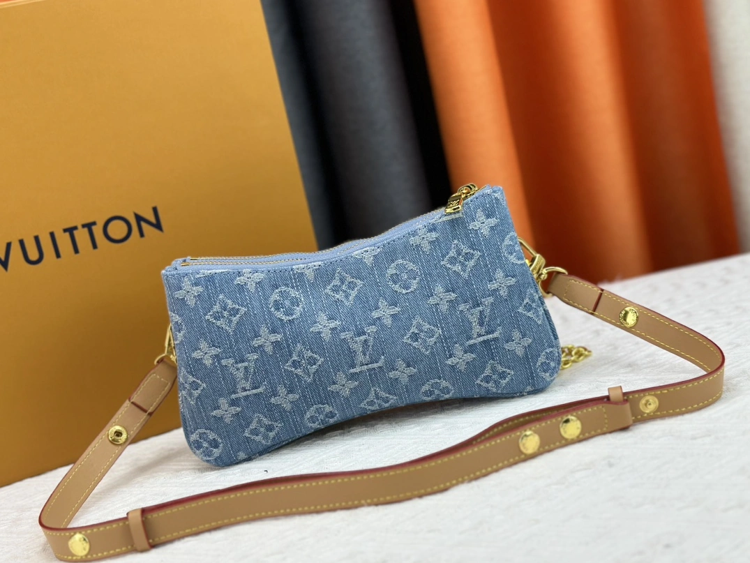 DailyWear 6677 Louis Vuitton AAA Quality Messenger Bags For Women