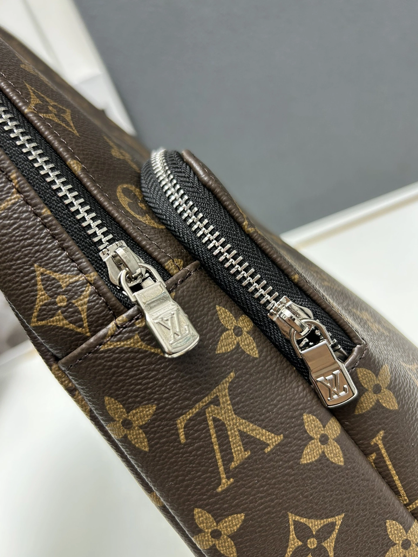 DailyWear 7614 Louis Vuitton AAA Man Messenger Bags