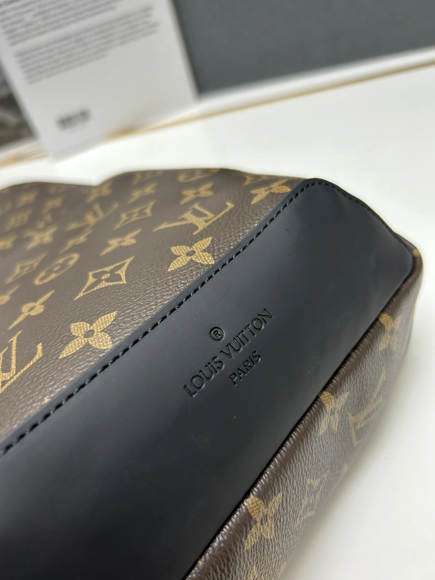 DailyWear 7614 Louis Vuitton AAA Man Messenger Bags