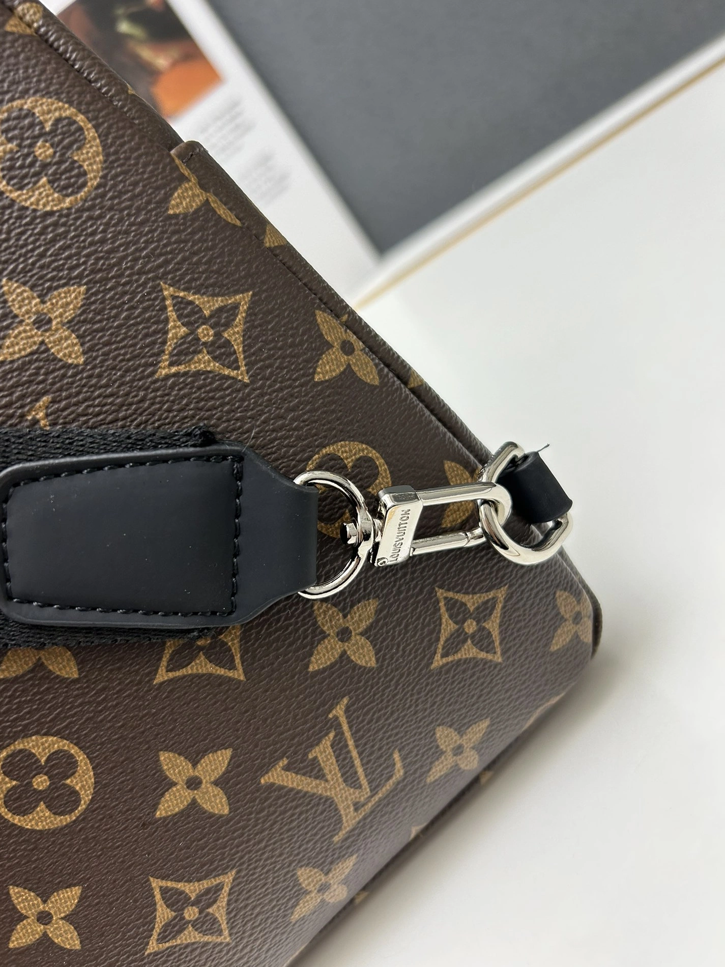 DailyWear 7614 Louis Vuitton AAA Man Messenger Bags