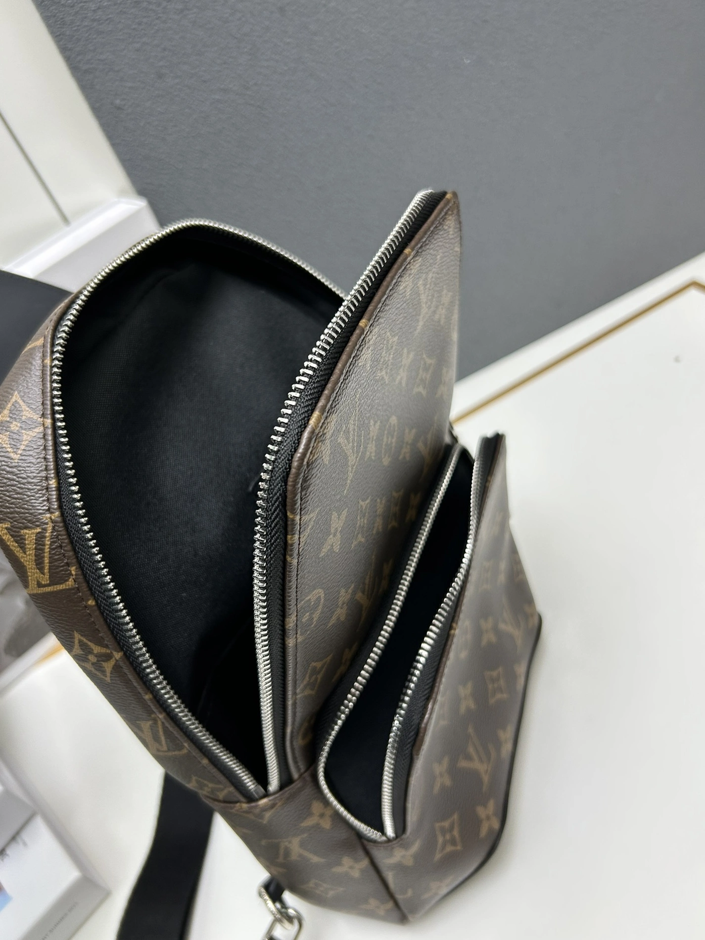 DailyWear 7614 Louis Vuitton AAA Man Messenger Bags