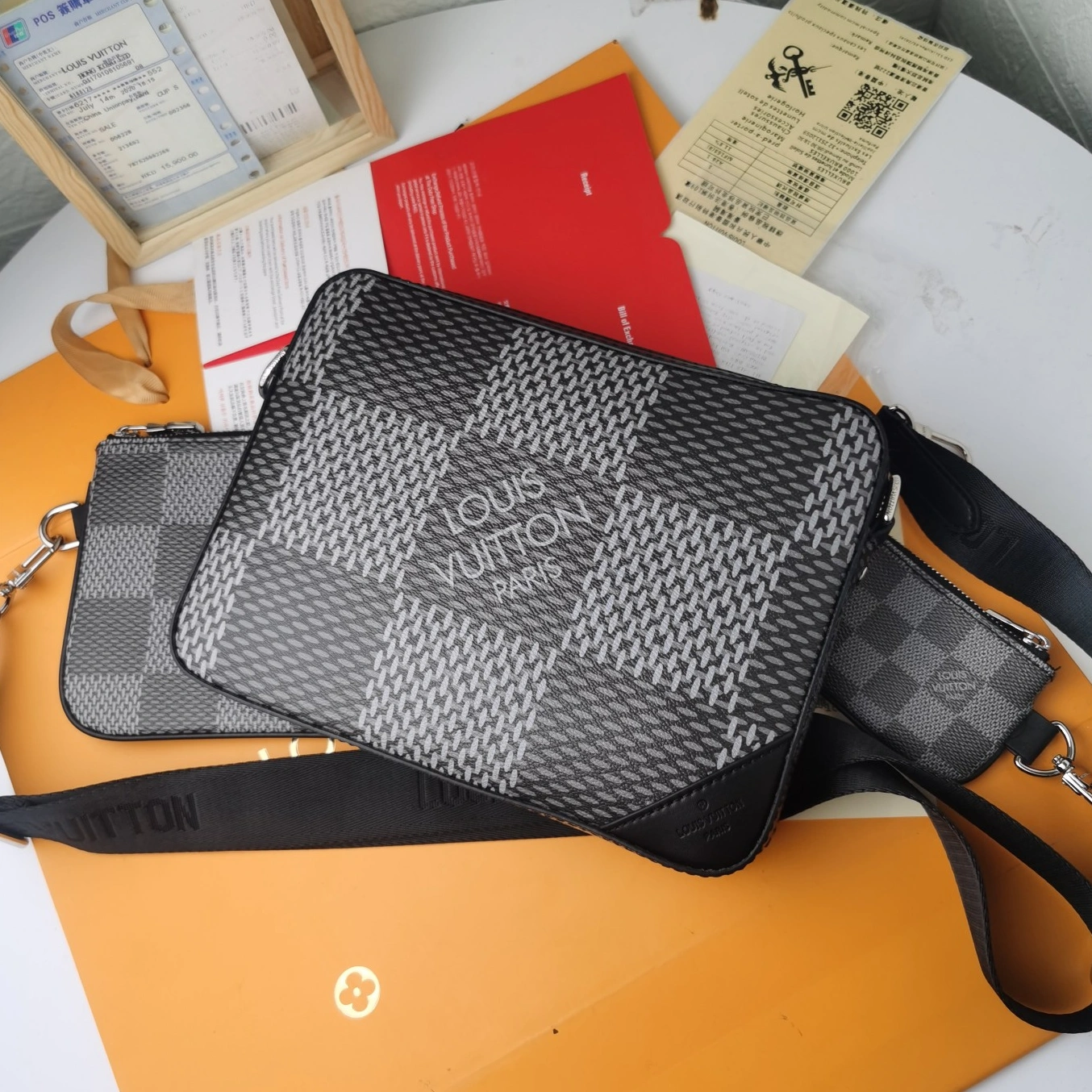 DailyWear 8975 Louis Vuitton AAA Man Messenger Bags