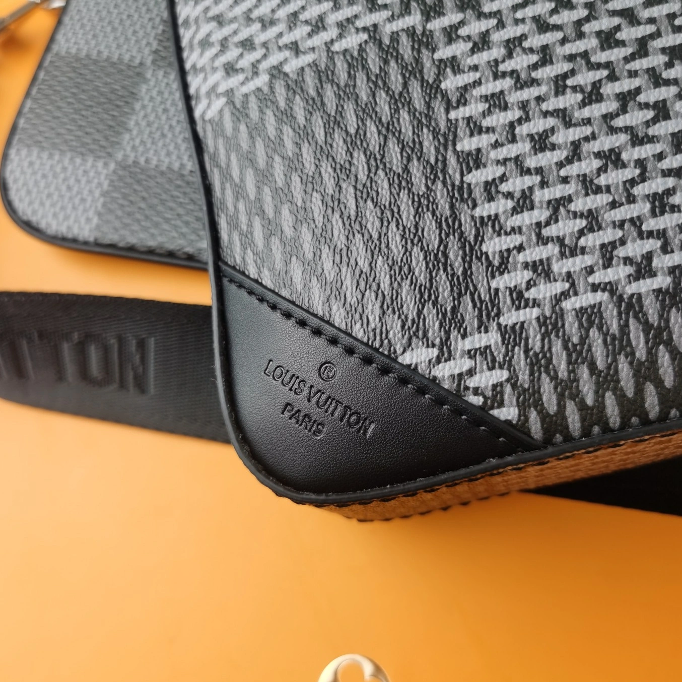 DailyWear 8975 Louis Vuitton AAA Man Messenger Bags