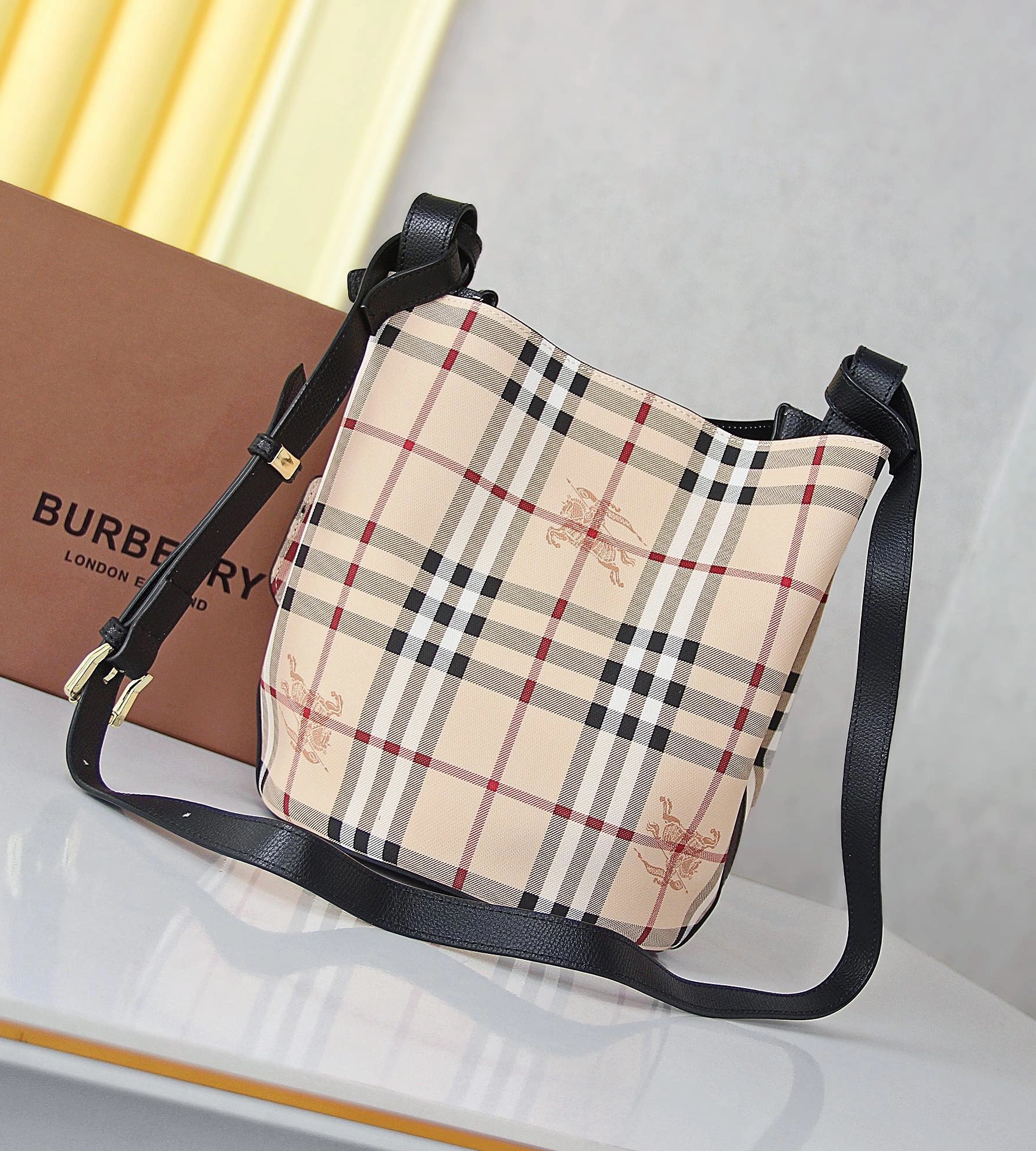 DailyWear 9102 Burberry AAA Messenger Bags For Women