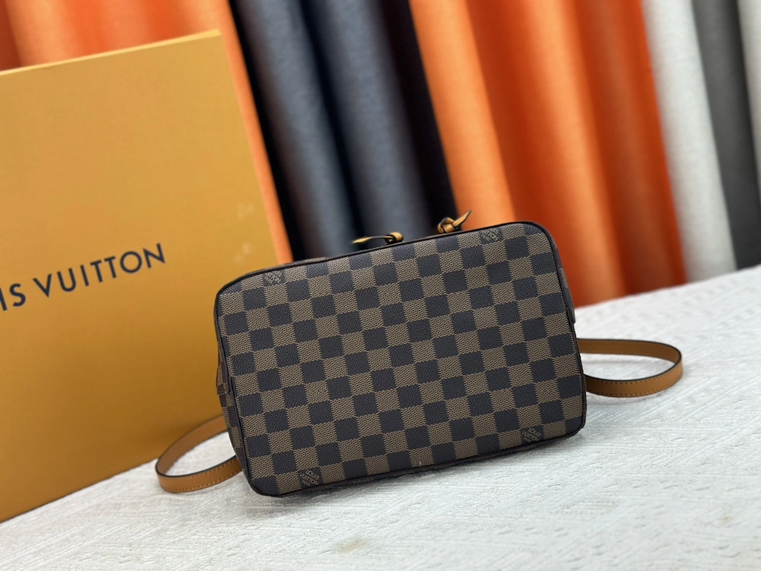 DailyWear 9910 Louis Vuitton AAA Quality Messenger Bags For Women