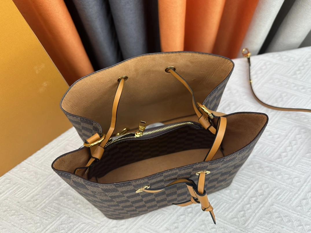 DailyWear 9910 Louis Vuitton AAA Quality Messenger Bags For Women