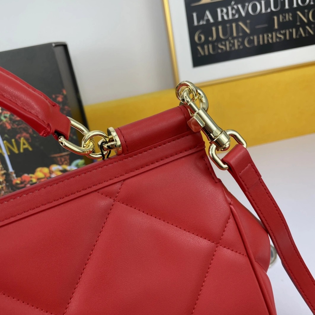 Dolce & Gabbana AAA Quality Handbags For Women Reliable 8336