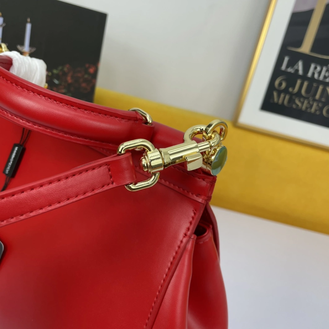 Dolce & Gabbana AAA Quality Handbags For Women Versatile 9674
