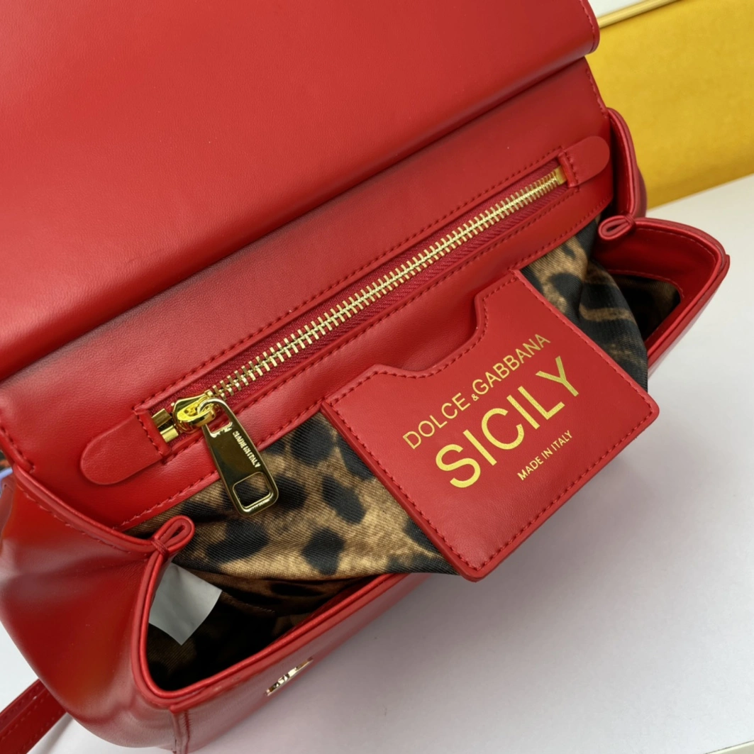 Dolce & Gabbana AAA Quality Handbags For Women Versatile 9674