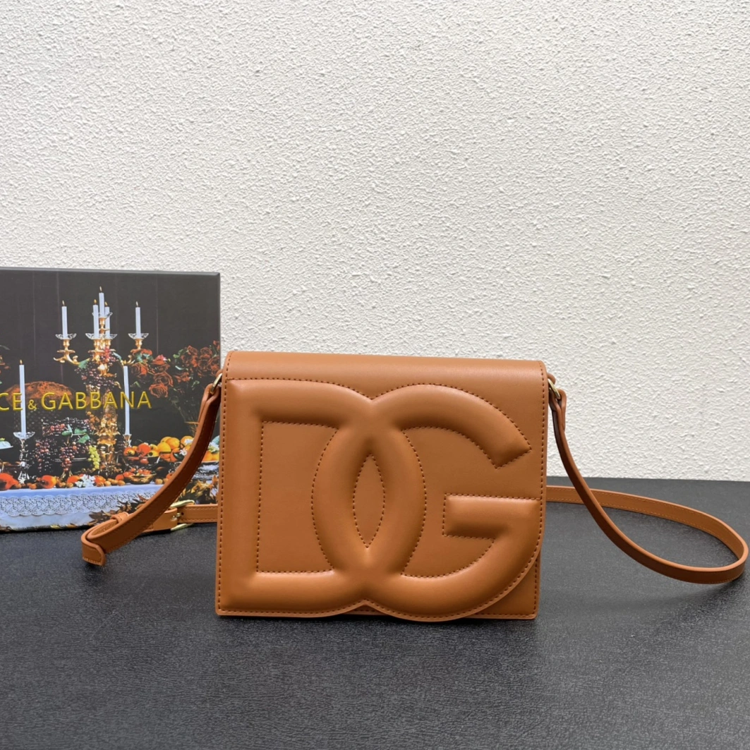 Dolce & Gabbana D&G AAA Quality Messenger Bags For Women Versatile 2111