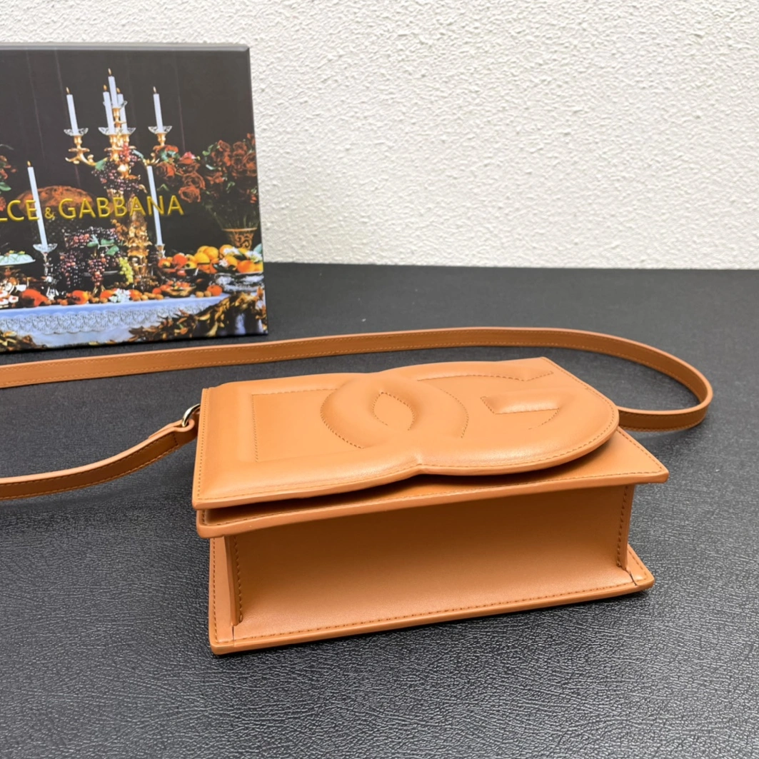 Dolce & Gabbana D&G AAA Quality Messenger Bags For Women Versatile 2111