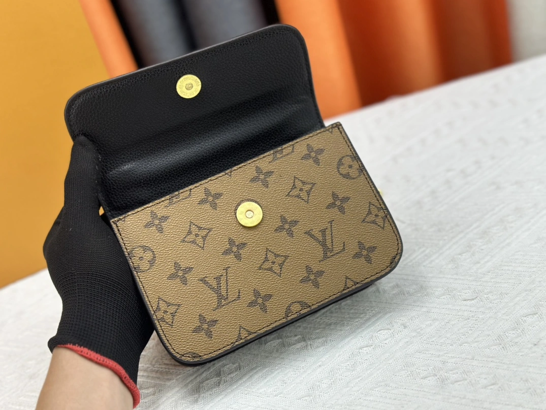 Durable 1952 Louis Vuitton AAA Quality Messenger Bags For Women