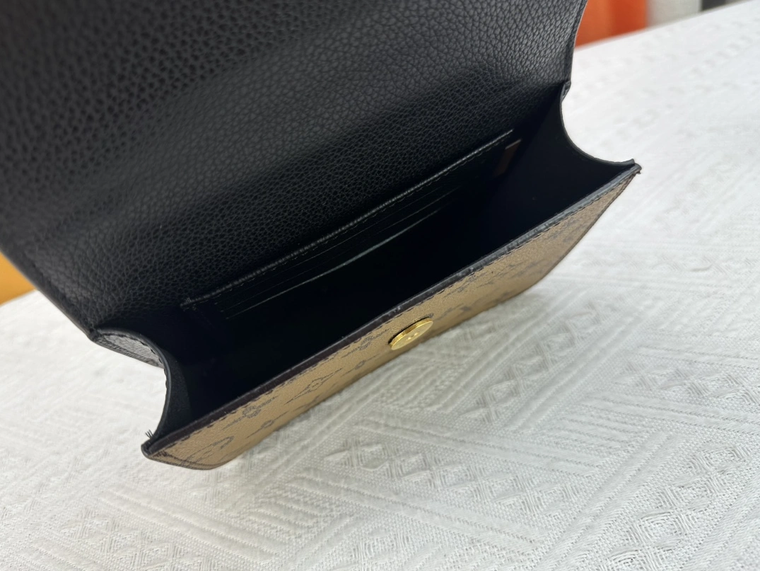 Durable 1952 Louis Vuitton AAA Quality Messenger Bags For Women