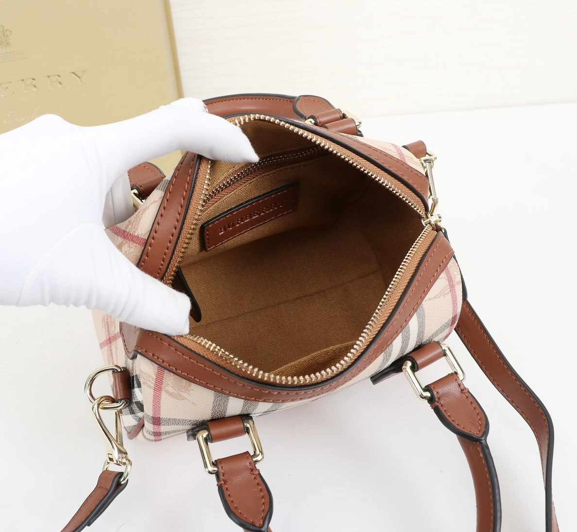 Durable 2665 Burberry AAA Quality Handbags For Women