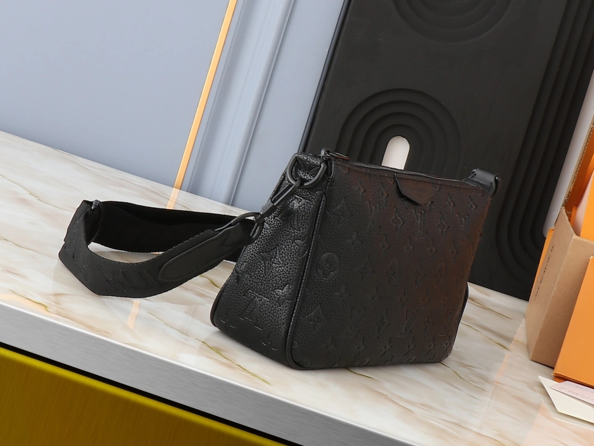 Durable 4149 Louis Vuitton AAA Quality Messenger Bags For Unisex