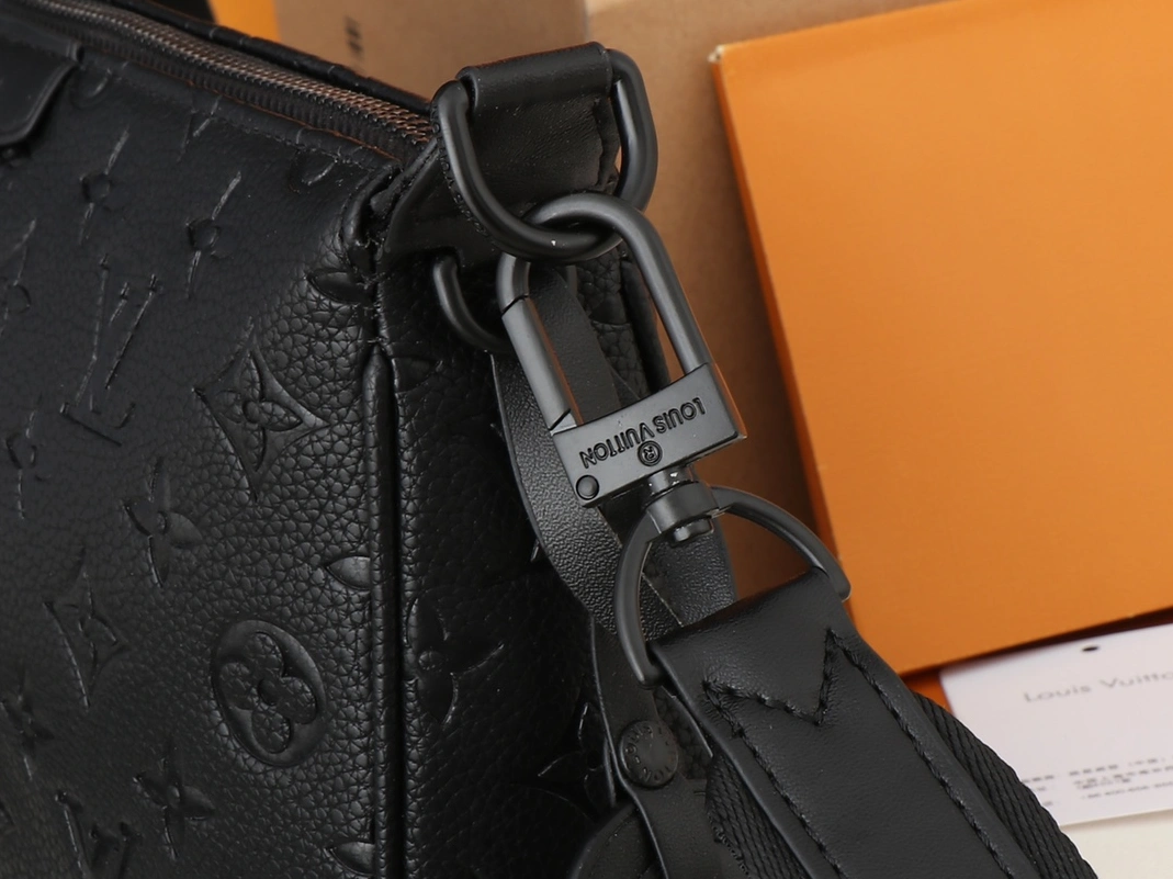 Durable 4149 Louis Vuitton AAA Quality Messenger Bags For Unisex
