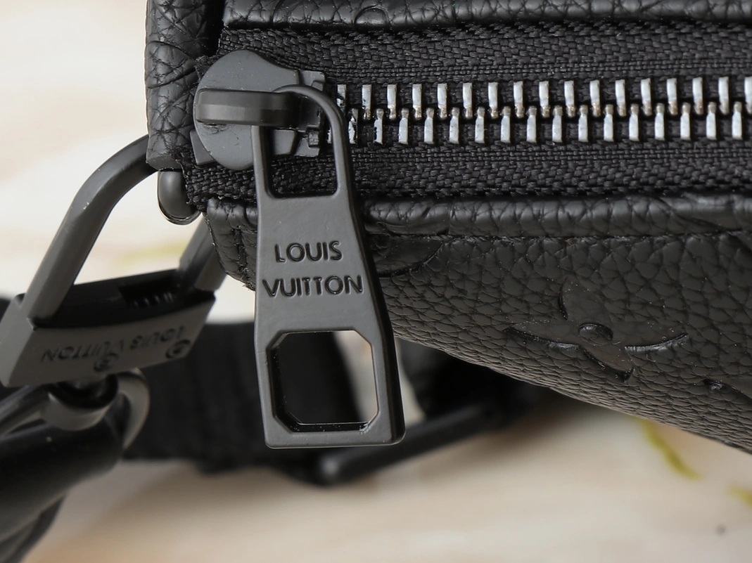 Durable 4149 Louis Vuitton AAA Quality Messenger Bags For Unisex