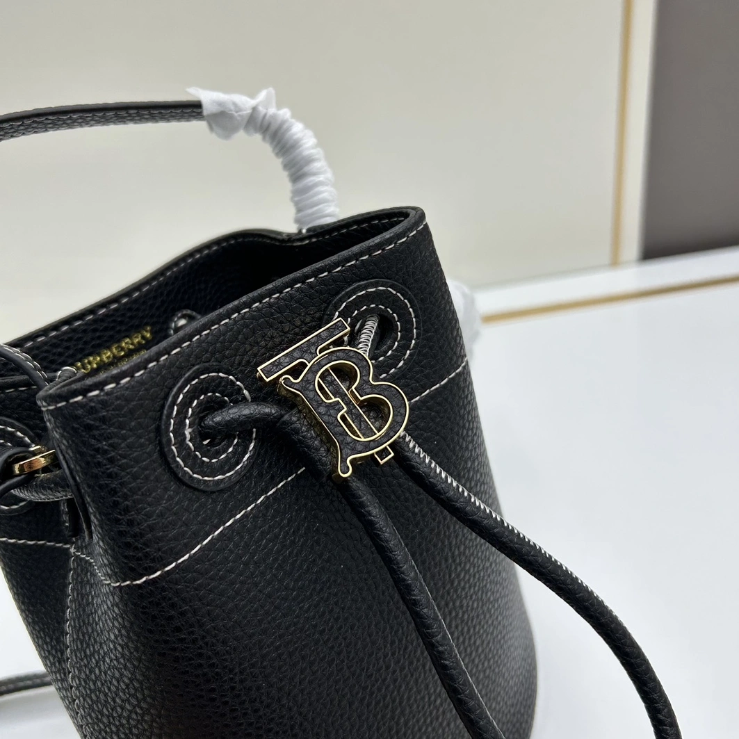 Durable 5308 Burberry AAA Quality Messenger Bags For Women