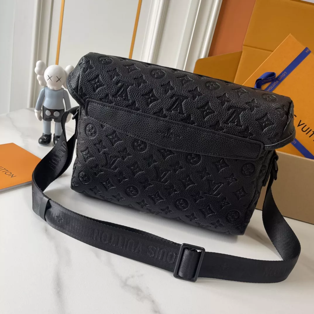 Durable 5338 Louis Vuitton AAA Man Messenger Bags