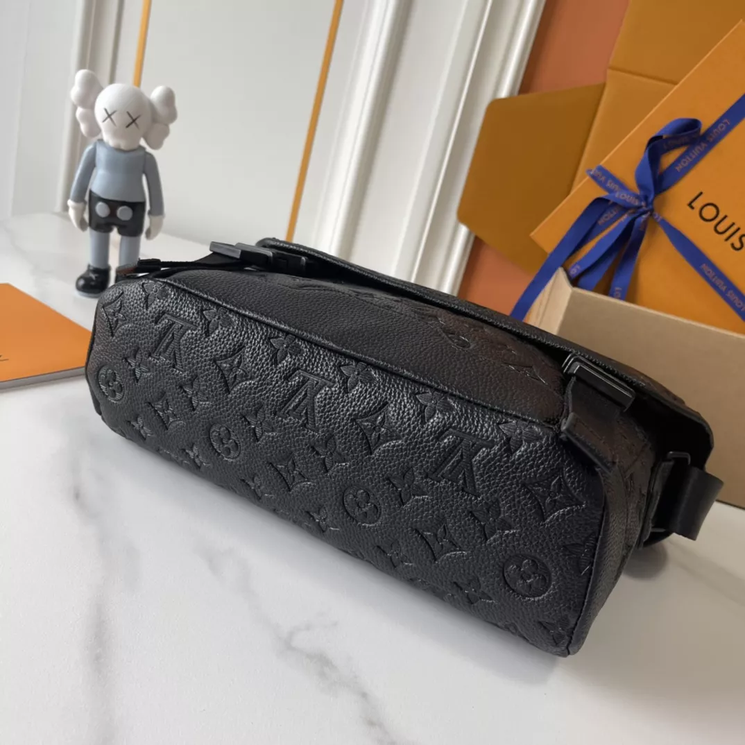 Durable 5338 Louis Vuitton AAA Man Messenger Bags