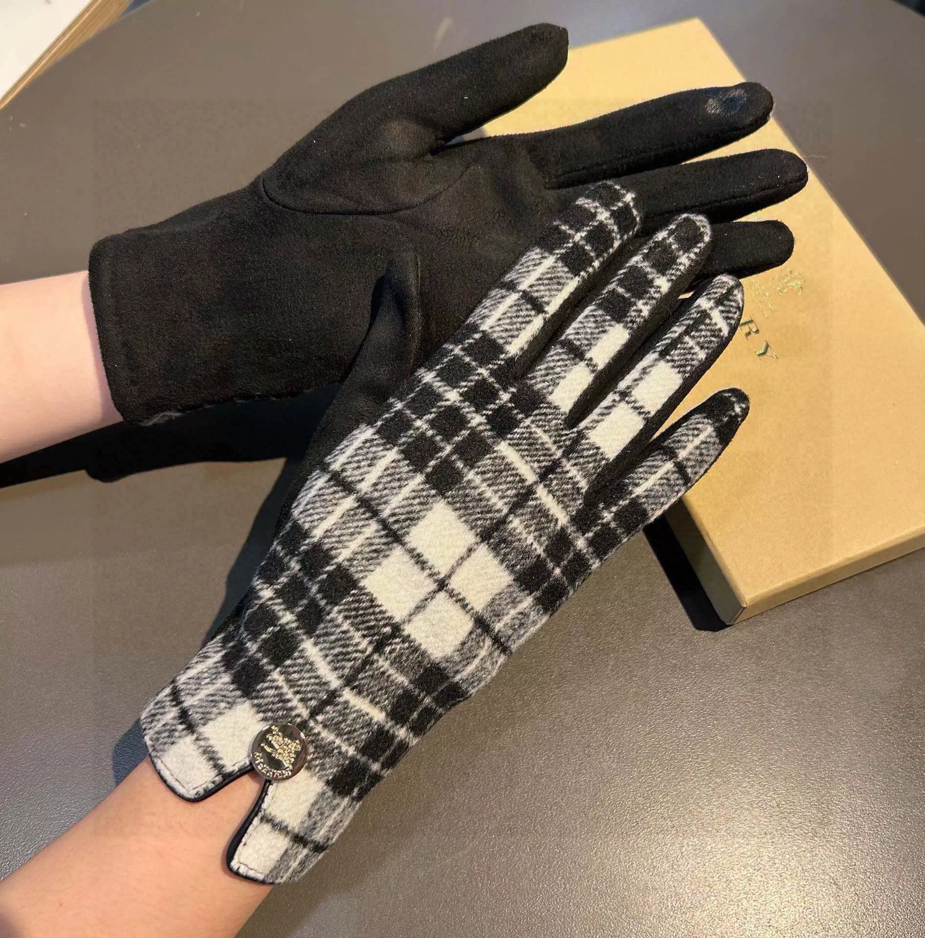 Durable 6299 Burberry Gloves