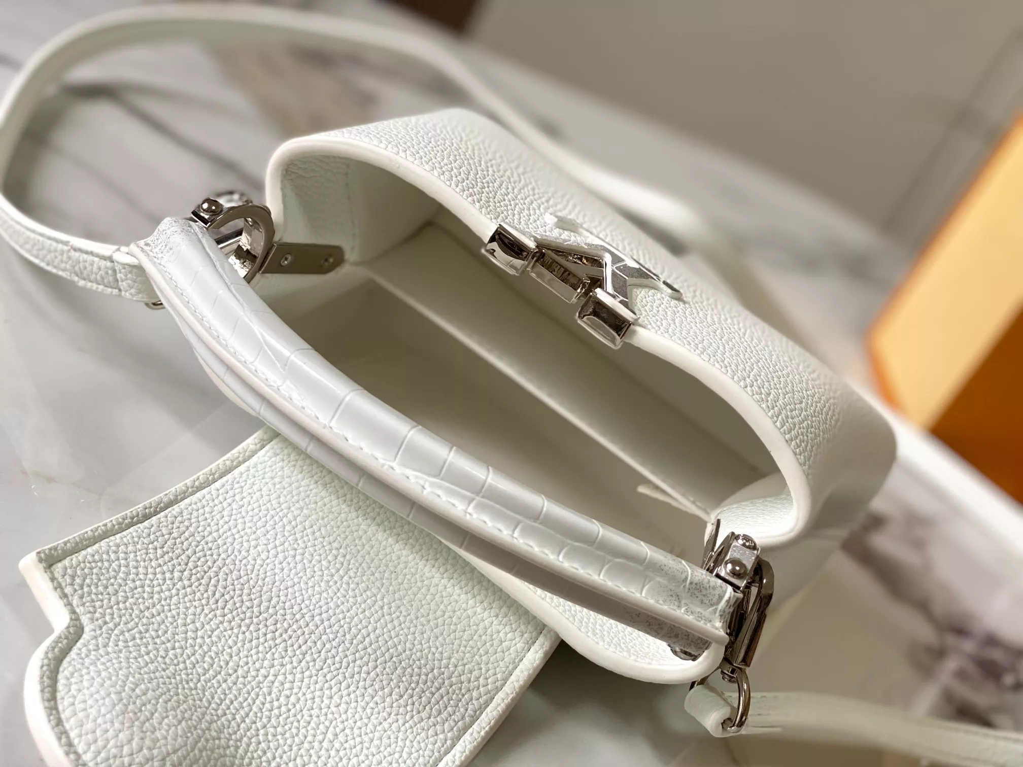 Durable 6812 Louis Vuitton AAA Quality Messenger Bags For Women