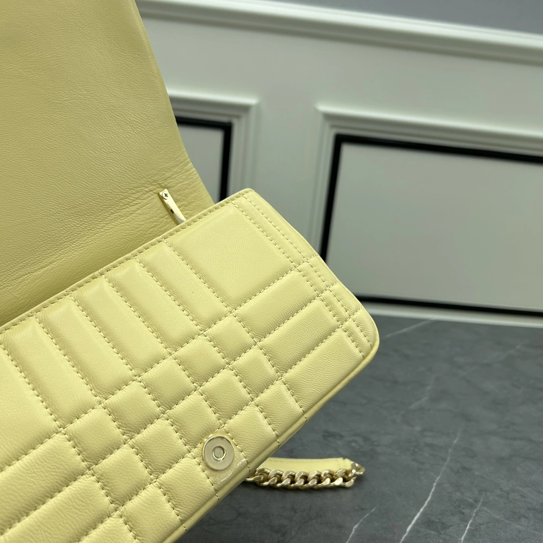 Durable 7226 Burberry AAA Quality Messenger Bags For Women