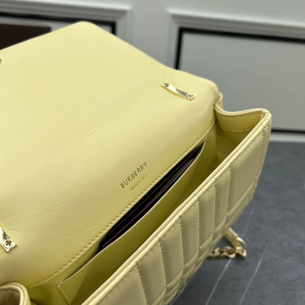 Durable 7226 Burberry AAA Quality Messenger Bags For Women