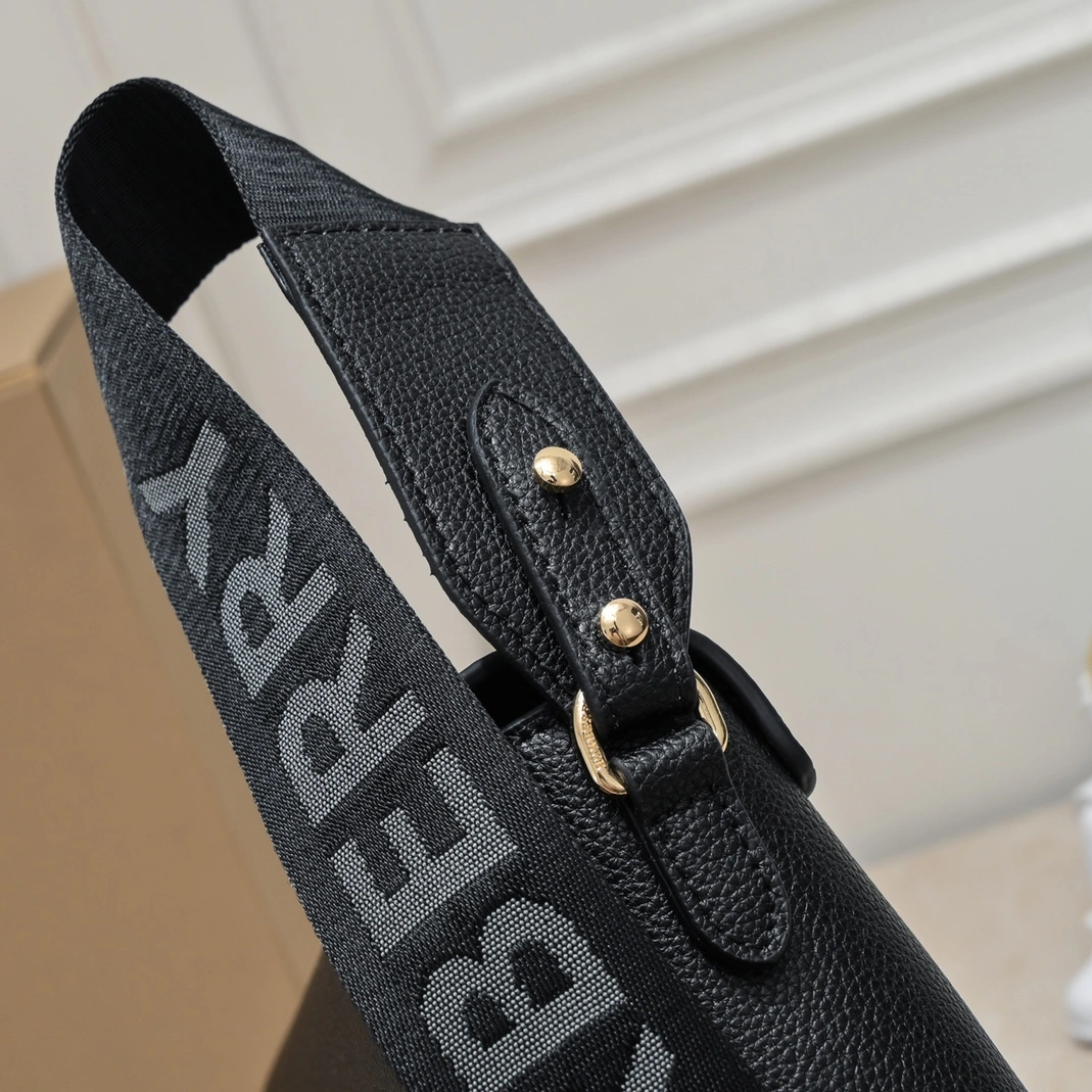 Durable 7570 Burberry AAA Quality Messenger Bags For Women