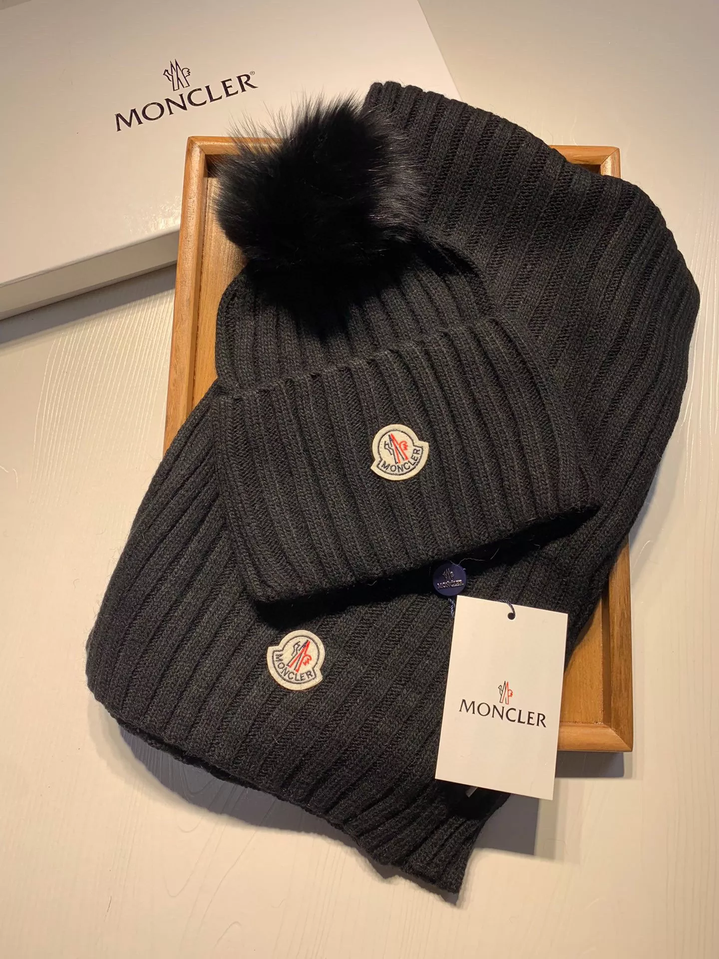 Durable 7781 Moncler Hat and Scarf Set