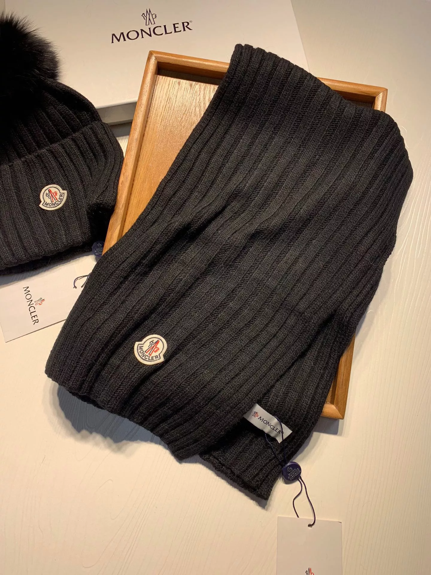 Durable 7781 Moncler Hat and Scarf Set