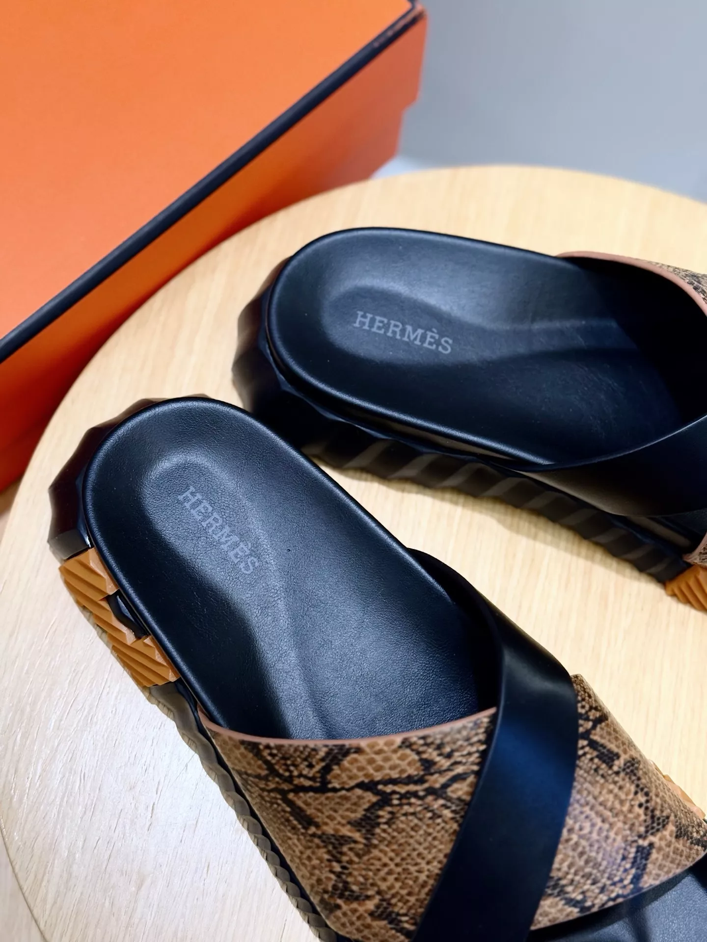 Durable 8657 Hermes Slippers For Men