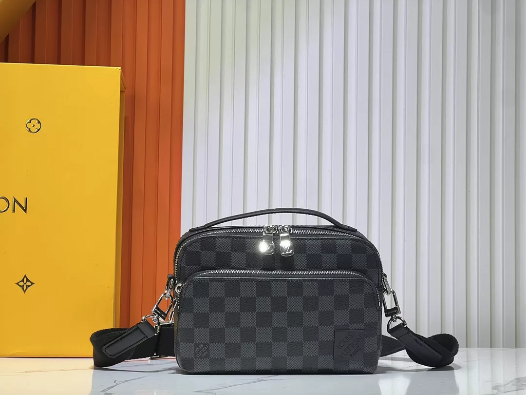 Durable 8898 Louis Vuitton AAA Man Messenger Bags