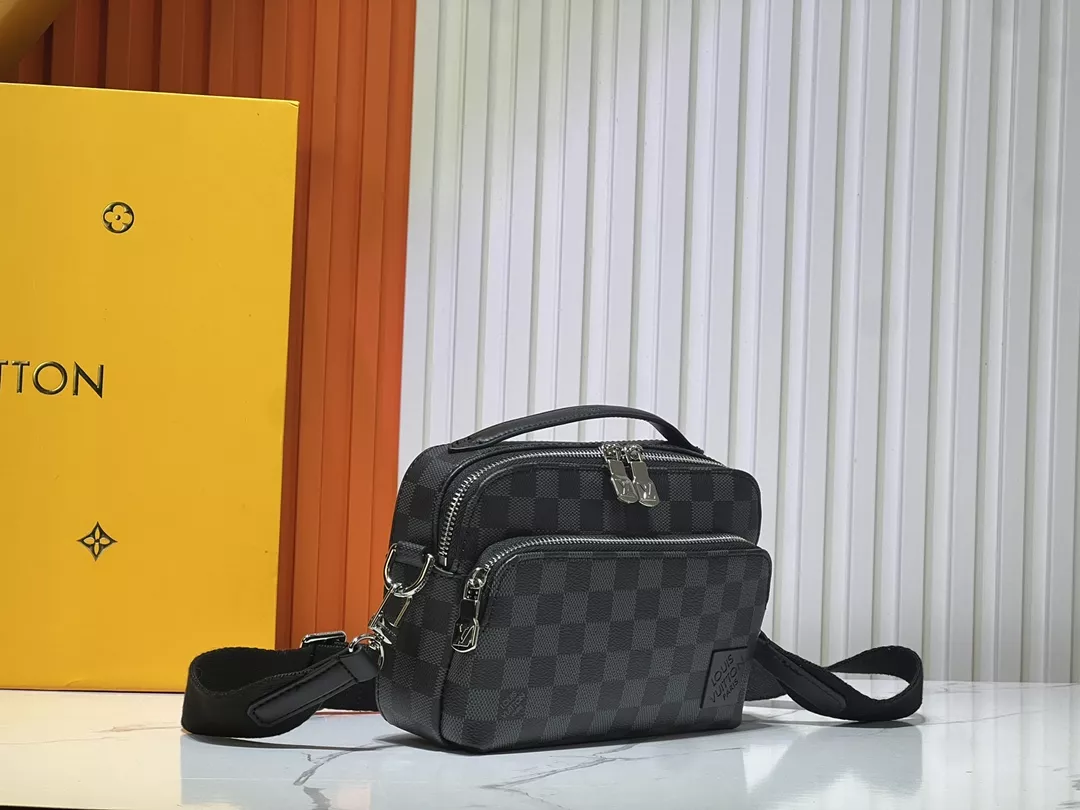 Durable 8898 Louis Vuitton AAA Man Messenger Bags