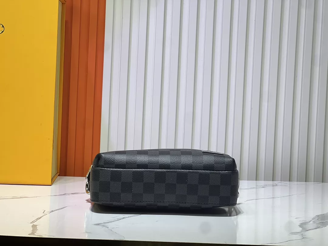 Durable 8898 Louis Vuitton AAA Man Messenger Bags