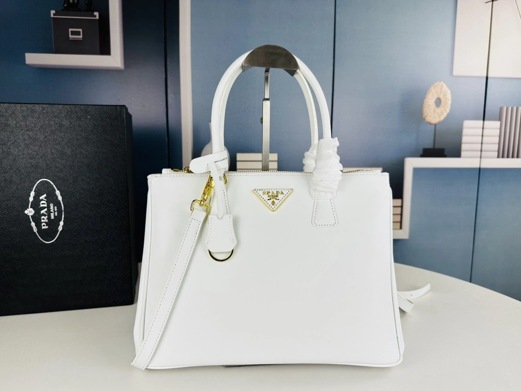 Durable 9026 Prada AAA Quality Handbags For Women