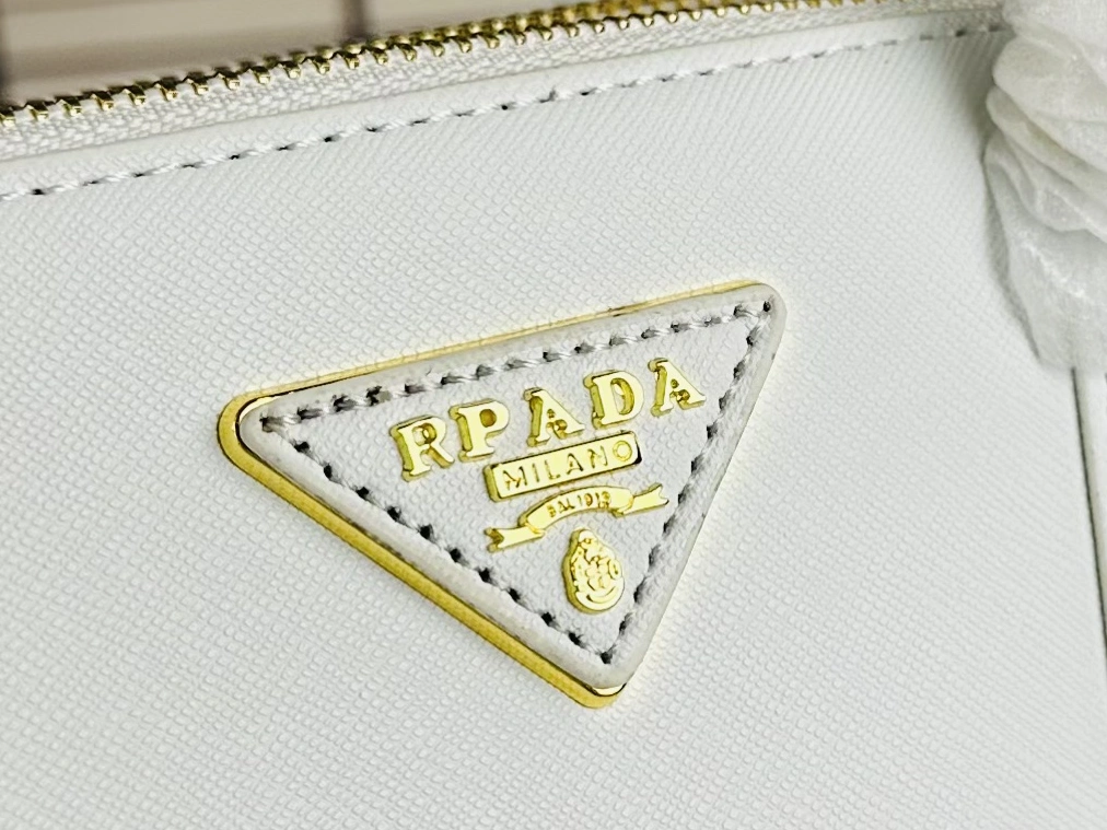 Durable 9026 Prada AAA Quality Handbags For Women