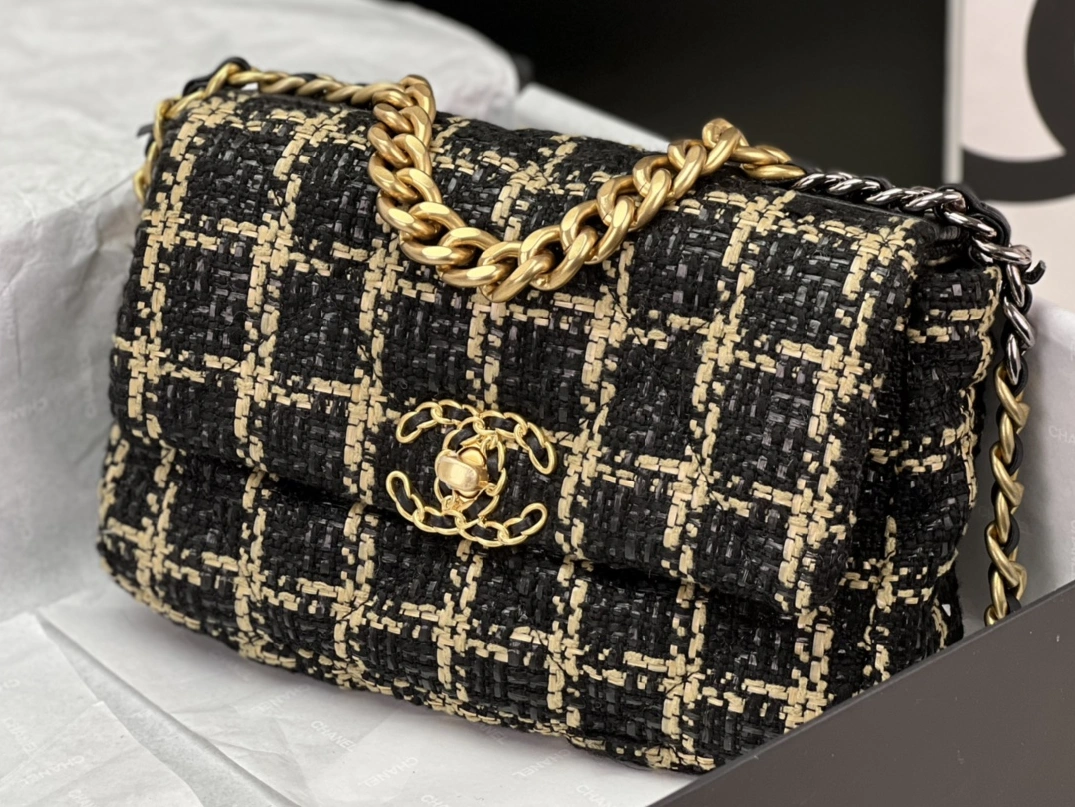 Durable 9700 Chanel AAA Quality Messenger Bags For Women