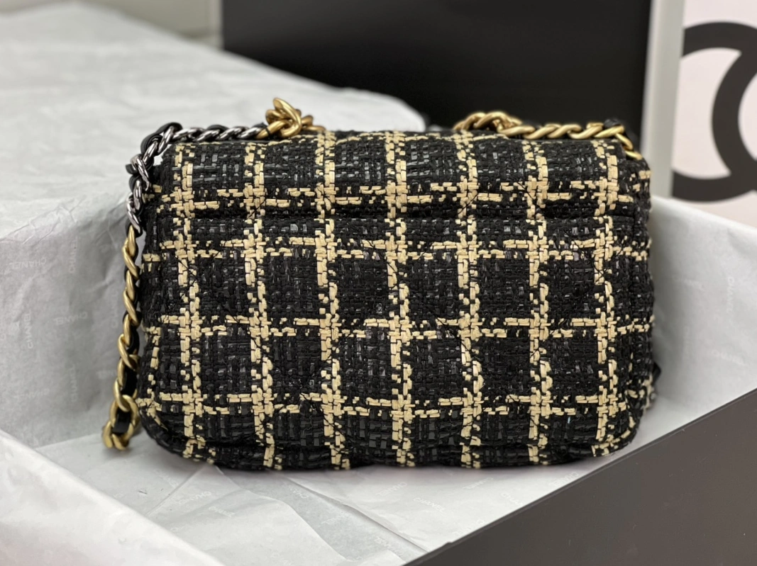 Durable 9700 Chanel AAA Quality Messenger Bags For Women
