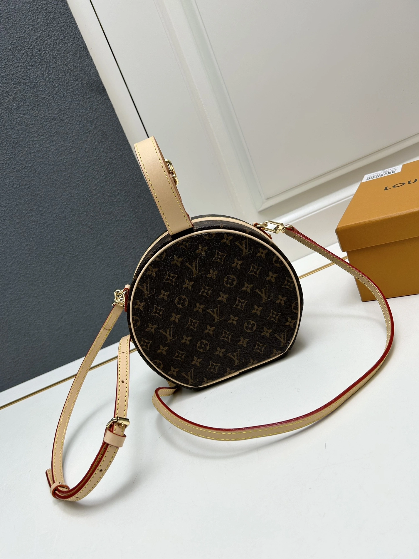 Durable 9814 Louis Vuitton AAA Quality Messenger Bags For Women