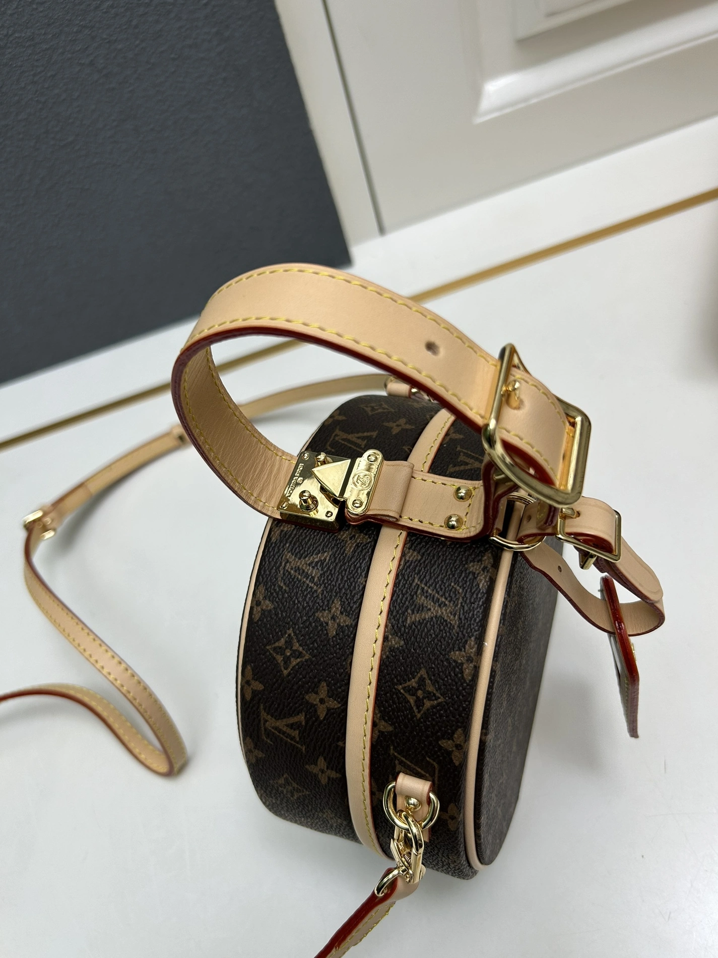 Durable 9814 Louis Vuitton AAA Quality Messenger Bags For Women