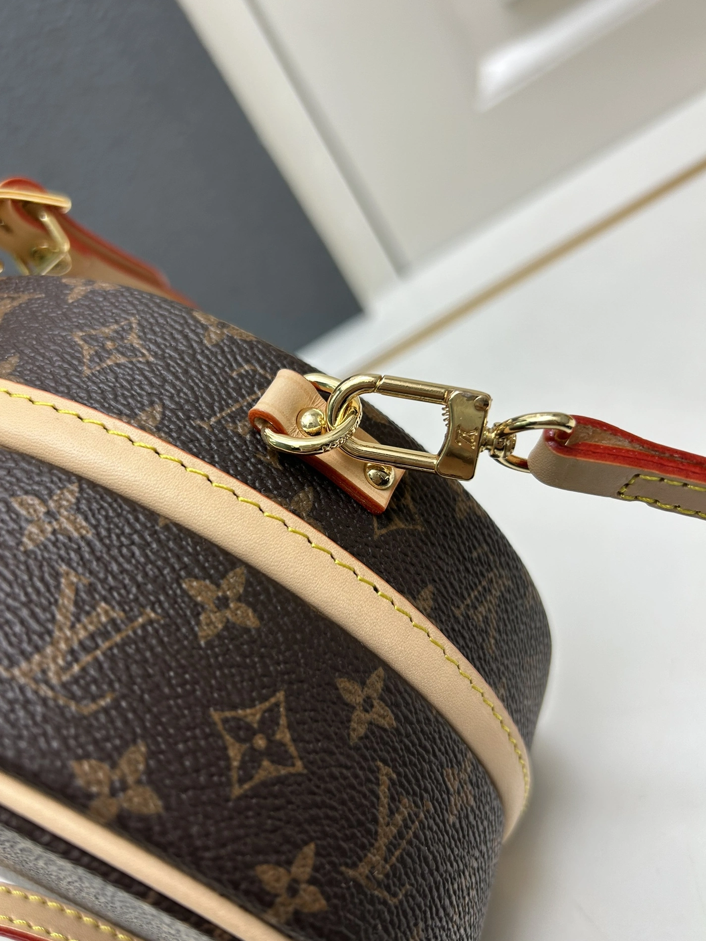 Durable 9814 Louis Vuitton AAA Quality Messenger Bags For Women