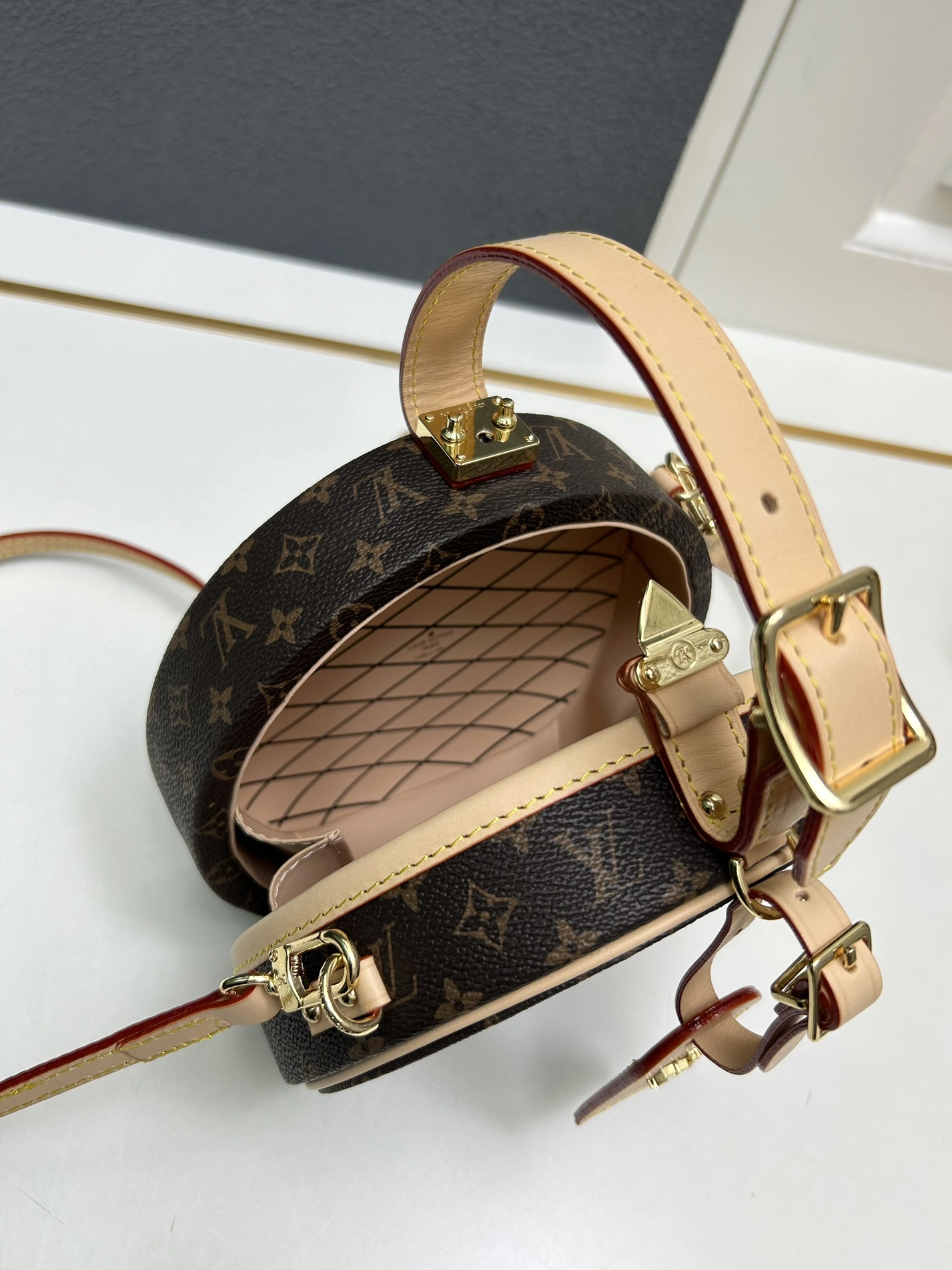 Durable 9814 Louis Vuitton AAA Quality Messenger Bags For Women
