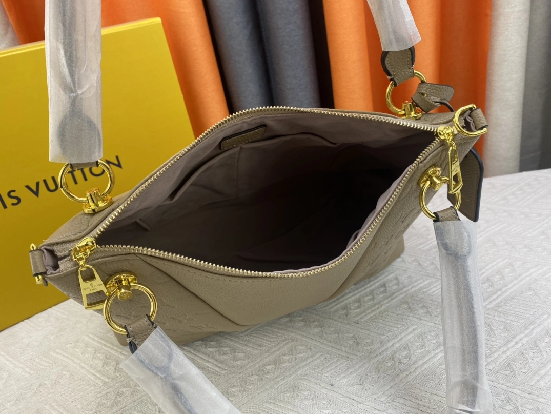 Durable 9990 Louis Vuitton AAA Quality Handbags For Women