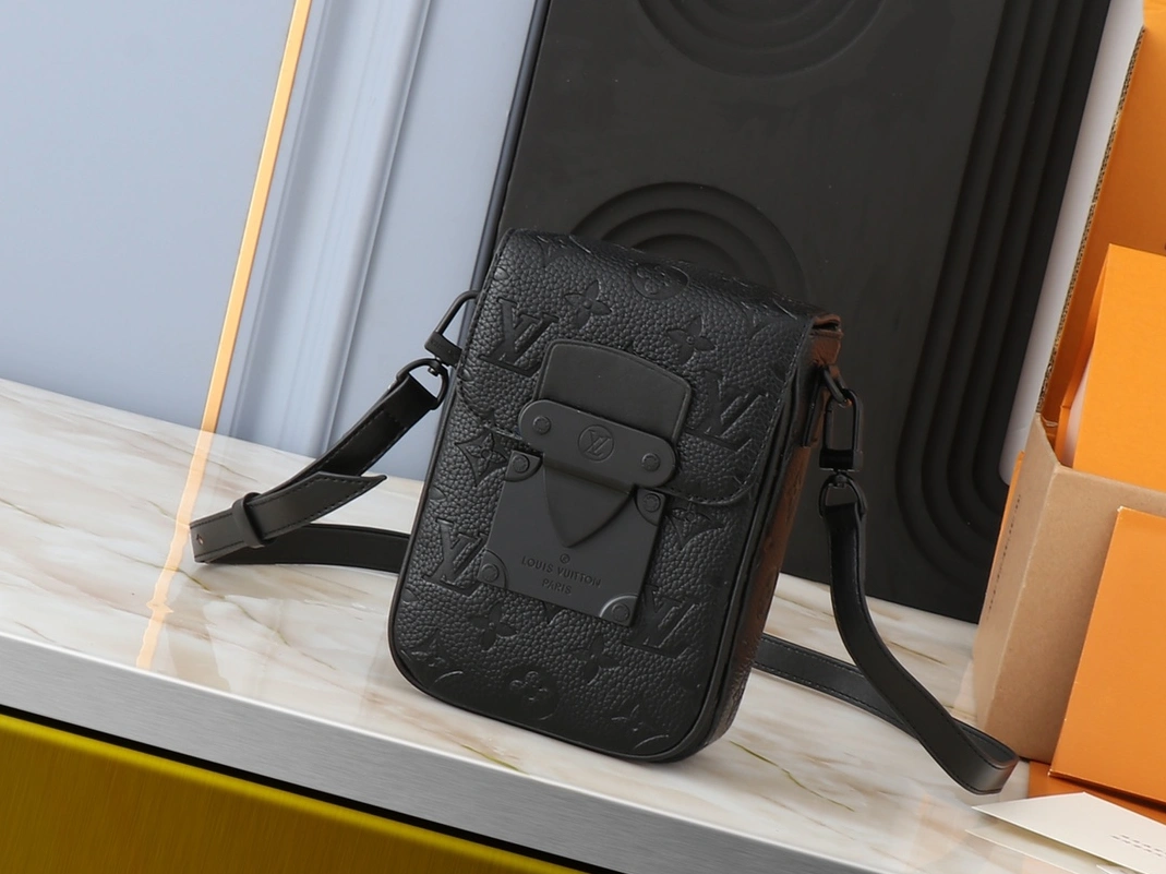 EasyMatch 1113 Louis Vuitton AAA Quality Messenger Bags For Unisex