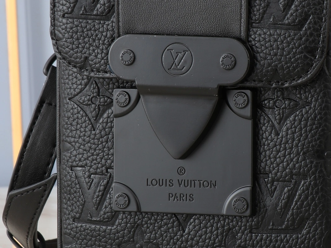 EasyMatch 1113 Louis Vuitton AAA Quality Messenger Bags For Unisex