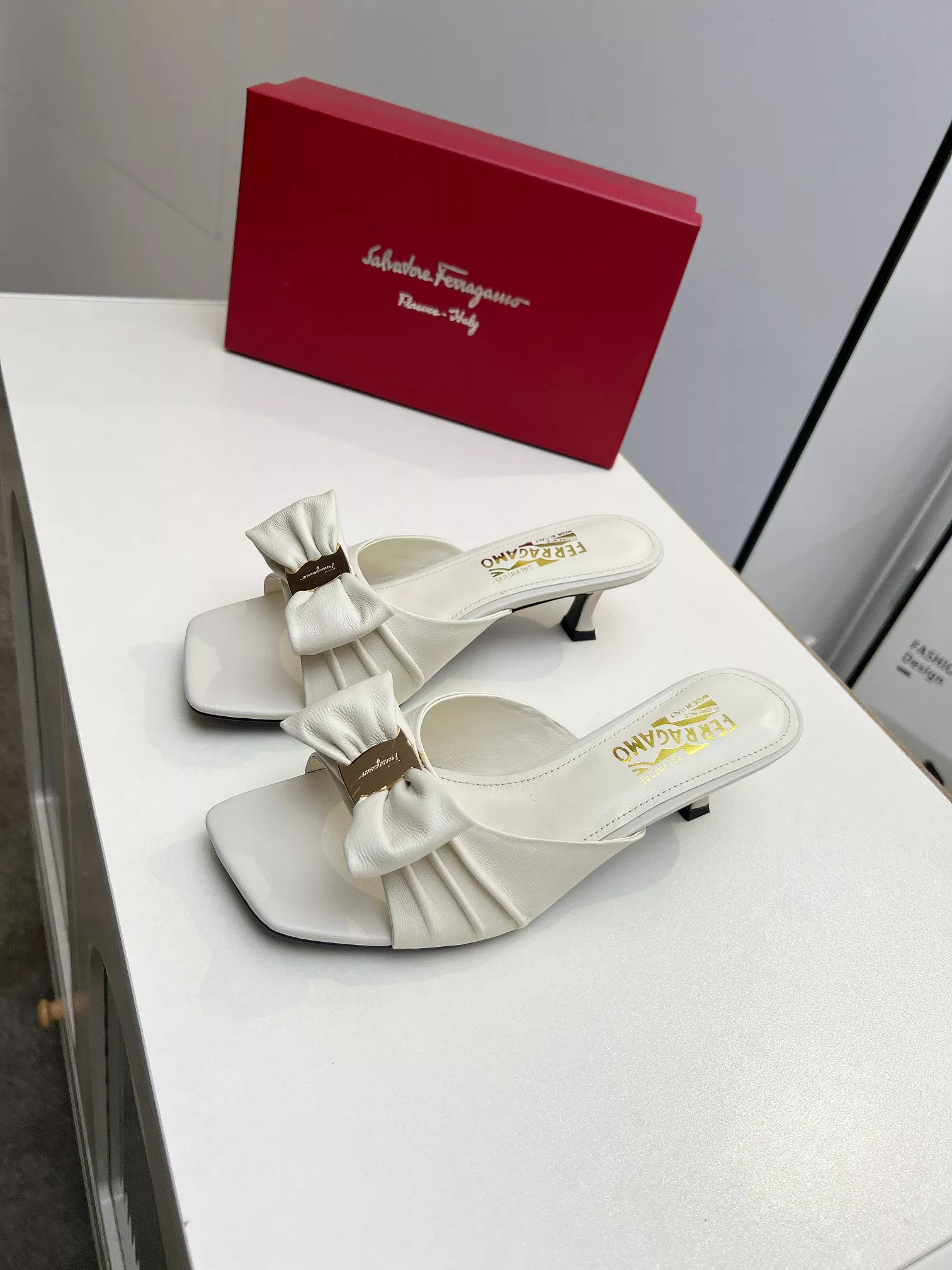 EasyMatch 1704 Salvatore Ferragamo Slippers For Women