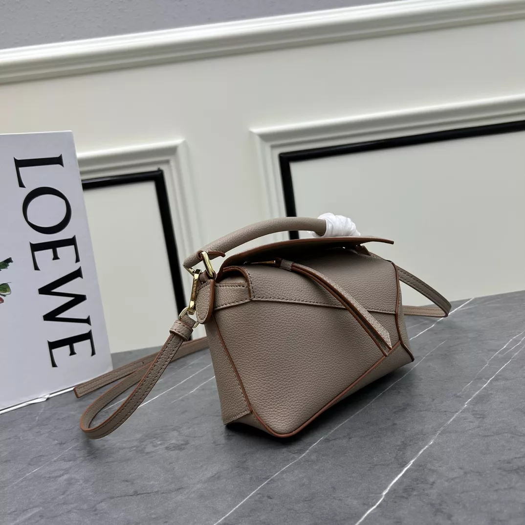 EasyMatch 2502 LOEWE AAA Quality Messenger Bags For Women